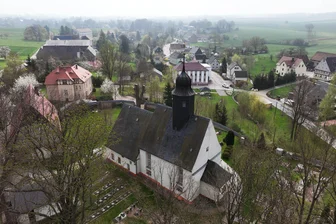 Ostern kommt, die Angst bleibt: Frankenau und der mutmaßliche Brandstifter - Osteridylle, die trügt? Blick auf die Frankenauer Kirche und einen Teil des Mittweidaer Ortsteils.