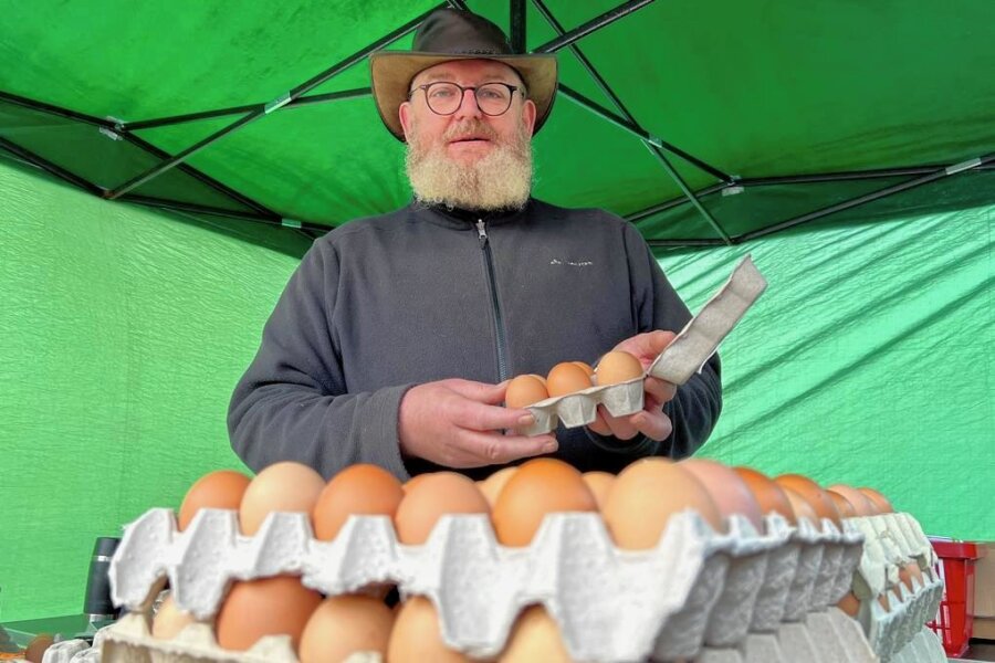 Ostern ohne Eier? Striegistaler Landwirt kämpft gegen steigende Kosten - Jörg Naumann hat die Marke Striegistaler Wiesenei etabliert. Die Produkte seines nachhaltigen Unternehmens verkauft er unter anderem auf dem Frischemarkt in Frankenberg. 