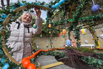 Osterpfad Vogtland: Das erwartet Besucher in Bad Elster - Madeleine Bang schmückt den Osterbrunnen in den Königlichen Anlagen von Bad Elster.