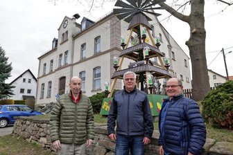 Osterpyramide statt Osterbrunnen: Das besondere Event eines Callenberger Vereins - Der Ehrenvorsitzende des Heimatvereins Reichenbach Klaus-Dieter Eifert, der aktuelle Vorsitzende Christian Döhler und Ortsvorsteher Günter Vogel (von links) vor dem Domizil des Reichenbacher Heimatvereins.