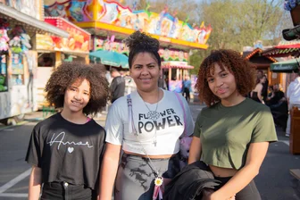 Osterrummel in Plauen läuft: „So etwas haben wir noch nie erlebt“ - Winny Heredia (rechts) mit ihrer Mutter Gabriela (Mitte) und Schwester Laly hatten auf dem Ostervolksfest sehr viel Spaß.