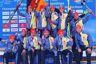 Osterspaziergang führt am Fußball vorbei auf die Schanze - Die jubelnde Kombinierer-Mannschaft zur JWM 2023 in Whistler. Mit dabei die Goldgewinner Pepe Schula (oben links) und Tristan Sommerfeldt (oben rechts) sowie ihr Trainer Frank Erlbeck (unten, 3. von links).