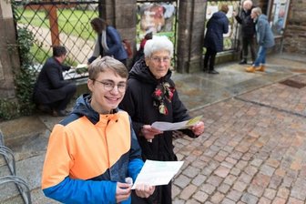 Osterspaziergang lädt zu Stationen der Hoffnung ein - Auch am Freiberger Dom gibt es eine Osterhoffnungsstation. Nach dem Gottesdienst am Sonntagvormittag schauten sich Besucher, unter ihnen Elisabeth Seidler (r.) und Jannik Gerdes, die Angebote an.
