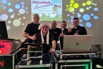 Ostertanz in Wechselburg: DJs sorgen für Stimmung - Die DJs Melle, Heiko Dehn, Jens, Döhling und Charlie (von links) greifen zum Ostertanz in die Musikkiste.