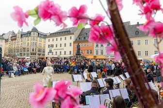 Osterüberraschung im Erzgebirge: Annaberger Osterbrunnen lockt zur Premiere Hunderte auf den Markt - Groß war die Resonanz zur ersten offiziellen Präsentation des neuen Annaberger Osterbrunnens, den insgesamt 6000 bunte Ostereier zieren.