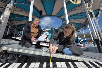 Ostervolksfest startet am Samstag in Plauen: Auf diese Highlights dürfen sich Besucher freuen - Julia Ehrig und Jens Schmidt von der Bauaufsicht Plauen haben die Fahrgeschäfte überprüft.