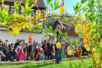 Osterwanderung auf den Spuren des Bergbaus in Sachsenburg - Steffen Eichler (vorn) lädt zur Osterwanderung ein. Treffpunkt ist die Schlossmühle Sachsenburg. 