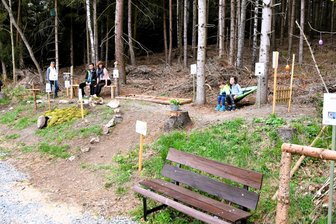 Osterweg im Erzgebirge wartet mit 21 gestalteten Stationen auf - Die Osterweg-Station auf dem Knochenweg an der Herolder Straße 25 bei Familie Decker.