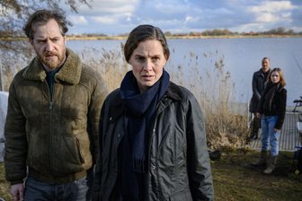 "Ostfriesenkrimi" im ZDF: Wer tötet so grausam drei Männer? - Frank Weller (Tom Radisch) und Ann Kathrin Klaasen (Picco von Groote) ermitteln am Tatort. 