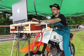 Ostkradtreffen Auerbach: Simson im KTM-Design hat 15,4 PS unterm Tank - Kai Spieler nahm sich trotz Regenwetters Zeit, jedes Moped auf den Prüfstand zu stellen.
