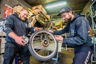 Ostkradtreffen in Auerbach: Veranstalter rechnen mit hunderten Zweiradfans - Dustin Richter und Kai Spieler (von links) gehören zum Organisatorenteam des dritten Auerbacher Ostkradtreffens. 