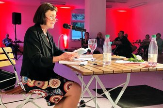 Ostsee-Krimi im Gewölbe: Wenn die Spurensuche in Auerbach bis ins Erzgebirge führt - Maren Schwarz während einer Lesung. Diesmal steht der neue „Inselschwur“ im Mittelpunkt.
