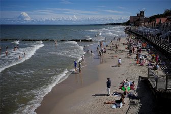 Ostseeanrainer machen sich Sorgen über die Seegrenzen - Russische Urlauber baden und ruhen sich am Strand von Selenogradsk, 34 Kilometer nördlich von Kaliningrad, an der Sambischen Küste nahe der Kurischen Nehrung an der Ostsee aus. Will Russland die Seegrenzen verändern?