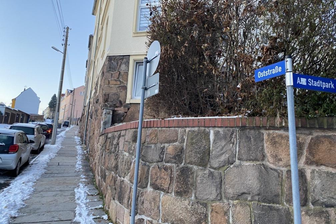 An der Oststraße in Mittweida herrscht ein Mal pro Woche vormittags absolutes Parkverbot, weil dann die Kehrmaschine durchfährt - außer im Winter, dann werden die entsprechenden Schilder umgedreht.