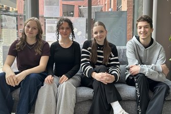 „OstVision“ in Chemnitz: Wie sich Jugend die Zukunft im Osten denkt - Seit April 2025 arbeiten Schüler und Schülerinnen an dem Projekt. Mit dabei sind (v. l.): Bea Brewig, Eva Plogmeier, Melissa Lorenz und Elias Kim Berndt.