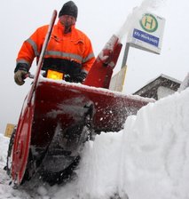Ostwind weht Hirtsteingebiet zu - 
              <p class="artikelinhalt">Heiko Fischer vom Marienberger Bauhof hat am Montag die Bushaltestelle KFZ-Werkstatt in Reitzenhain vom angewehten Schnee befreit. </p>
            