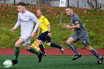 OSV kann Tanne nicht fällen - In einigen Szenen mussten die Oberlungwitzer den Thalheimern hinterher laufen - wie hier Nils Leuschner (r.) gegen Tommy Barthold. Am Ende trennten sich beide Teams leistungsgerecht 2:2.