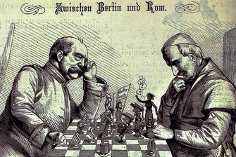 Otto von Bismarck versus Papst Pius IX.: "Nach Canossa gehen wir nicht!" - Zeitgenössische karikaturistische Darstellung des Kulturkampfs zwischen römisch-katholischer Kirche und deutscher Reichsregierung im Journal "Kladderadatsch" - Papst Pius IX.: "Der letzte Zug war mir allerdings unangenehm, aber die Partie ist deshalb noch nicht verloren. Ich habe noch einen sehr schönen Zug in petto." - Otto von Bismarck: "Das wird auch der letzte sein, und dann sind Sie in wenigen Zügen matt - wenigstens für Deutschland."