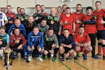 "Ottos" behalten ihren Wanderpokal - Die Turnierteilnehmer auf einen Blick. Der Pokal blieb in Schneeberg.