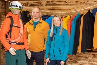 Outdoor-Hersteller erweitert Sortiment - Sascha Eichelkraut und Karina Grassy von Neualp im neugestalteten Showroom in der L.-F.-Schönherr-Straße.