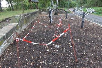 Outdoor-Sportanlage in Tuttendorf: Warum ein Fitnessgerät fehlt - Auf dem Fitnessparcours Am alten Bahnhof in Tuttendorf fehlt derzeit der Skitrainer.