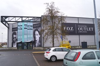 Outlet-Center darf nicht öffnen - aber eingeräumt wird weiter - Sieht aus, als könnte es losgehen - aber die Öffnung ist untersagt.