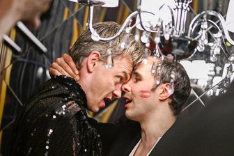 Overkill mit Atmenpausen: Frank Castorf macht in Dresden Theater maßlos - Franz Pätzold und Marin Blülle in Frank Castorfs Dresdener Version von „Dantons Tod“.