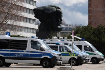 OVG bestätigt Verbot der Corona-Demonstrationen in Chemnitz - Polizeifahrzeuge stehen in der Innenstadt bereit.