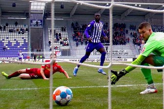Owusus Tor bringt FC Erzgebirge die Hoffnung zurück - Aues Stürmer Prince Owusu überwindet Regensburgs Torhüter Alexander Meyer zum 1:0, Benedikt Saller (am Boden/links) kann nicht mehr eingreifen. 