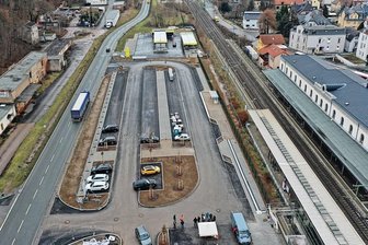 P+R-Anlage in Crimmitschau: Eingeweiht, aber immer noch gesperrt - Der neue P+R-Platz in Crimmitschau ist zwar am Dienstagnachmittag freigegeben worden, aber noch dicht: "Die Gefahr, dass sich jemand verletzt, ist zu groß", so Bau-Fachbereichsleiter Götz Müller. Es gibt mehrere Stellen, die noch zu pflastern sind. Daher hat die Stadtspitze kurzfristig entschieden, die Freigabe zu verschieben.