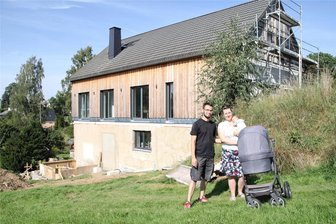 Paar aus Gahlenz verwandelt alte Scheune in Traumhaus: Kluge Entscheidung vor drei Jahren brachte viel Ersparnis - Marcel und Lisa Göhzold mit Baby Erna vor der ehemaligen Scheune, welche zum Wohnhaus umgebaut wird.