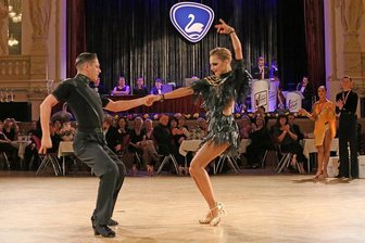 Paare tanzen in Zwickau um die Qualifikation für die Deutsche Meisterschaft - An der Gebietsmeisterschaft Ost im Konzert- und Ballhaus "Neue Welt" in Zwickau haben sich am Samstag mehr als 20 Paare beteiligt.