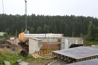 Pachthausbrücke wächst über die Bahnstrecke - Die Arbeiten an der Pachthausbrücke in Johanngeorgenstadt liegen im Zeitplan. Ende November soll die Verkehrsfreigabe des neuen Bauwerks erfolgen.