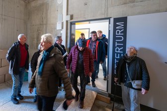 Pachtvertrag unterzeichnet: Alpenverein will in Plauens neuer Supersporthalle hoch hinaus - Noch ist der Kletterturm im Rohbauzustand. Besucher hatten kürzlich beim Tag der offenen Tür Gelegenheit, den Raum zu besichtigen.