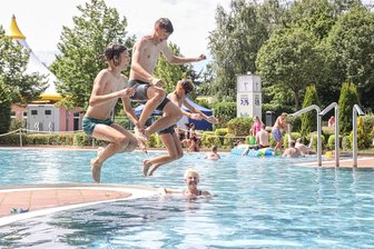 Pack die Badehose ein: Wann die Freibäder in Chemnitz in diesem Jahr öffnen - Der Sprung ins Wasser wird im Freibad Gablenz ab dem 18. Mai wieder möglich sein.