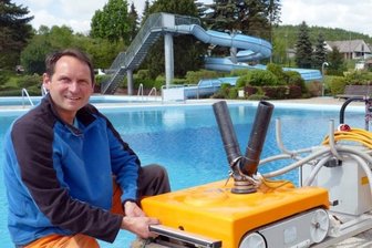 Pack die Badehose ein! Womit Freibäder bei Zschopau und Marienberg punkten - Sven Drechsel kümmert sich im Freibad Venusberg um die Reinigung des Beckens. Witterungsbedingt ist noch unklar, wann das Bad in die Saison startet. Danach wird es wochentags von 13 bis 20 Uhr, an den Wochenenden und in den Ferien ab 10 Uhr geöffnet sein. Erwachsene zahlen 3,50 Euro Eintritt. Kinder, Schüler und Studenten kommen für 2 Euro ins Bad. Ab 17 Uhr gibt es Ermäßigungen.