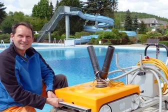 Pack die Badehose ein! Womit Freibäder in der Region punkten - Sven Drechsel kümmert sich im Freibad Venusberg um die Reinigung des Beckens. Witterungsbedingt ist noch unklar, wann das Bad in die Saison startet. Danach wird es wochentags von 13 bis 20 Uhr, an den Wochenenden und in den Ferien ab 10 Uhr geöffnet sein. Erwachsene zahlen 3,50 Euro Eintritt. Kinder, Schüler und Studenten kommen für 2 Euro ins Bad. Ab 17 Uhr gibt es Ermäßigungen.