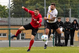 Packender Bergstadt-Fight im Dauerregen: Freiberger und Annaberger Fußballer schenken sich keinen Meter - Die Freiberger um Dauerkämpfer Ronny Singer (r.), hier im Duell mit dem Annaberger Kevin Walther, mussten sich am Ende mit einem Punkt begnügen.
