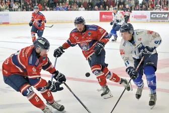 Packender Schlagabtausch: Eishockey-Wölfe aus dem Erzgebirge gehen im Küchwald in die Verlängerung - In Schönheide siegten die Wölfe um Moritz Gottsmann (l.) und Tomas Rubes – hier gegen den Chemnitzer Matyas Caloun (r.) – noch sehr deutlich.