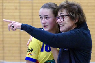 Packendes Debüt mit Happy End: Marienberger Handballerinnen jubeln mit neuer Trainerin - Zwei glückliche Debütantinnen: Als Interimstrainerin weist Kerstin Born auch B-Jugend-Spielerin Lucia Iffert den Weg, die gegen Markranstädt erstmals für die Marienberger Frauen-Mannschaft auflief – und traf.