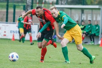 Packendes Derby hat keinen Sieger - Sie schenkten sich nichts. Eiche (hier links Karsten Werneke) und Germania (Christopher Illing) trennten sich nach einem rassigen Derby 3:3.