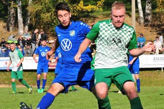 Packendes Derby in Oberschöna - Die Überraschung blieb aus: Der Favorit aus Langhennersdorf, hier mit Erik Pomp (r.) gegen Bastian Nossek (l.) setzte sich am Ende knapp mit 3:2 gegen die kampfstarke Truppe aus Oberschöna durch. 