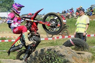 Packendes Finale mit Rekord - Hindernisse wie diese Reifen sowie das große Steinfeld machten die Motocross-Trainingsstrecke des MC Amtsberg zu einem besonders anspruchsvollen Teil der zwölf Kilometer langen Runde. 