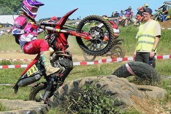 Packendes Finale mit Zuschauerrekord - Hindernisse wie diese Reifen sowie das große Steinfeld machten die Motocross-Trainingsstrecke des MC Amtsberg zu einem besonders anspruchsvollen Teil der zwölf Kilometer langen Runde. 