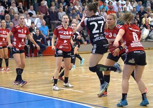 Packung für den BSV zum Abschluss - Auch wenn die Spielerinnen des schon feststehenden Meisters hier wenig begeistert darüber sind, dass Zwickaus Jenny Choinowski frei zum Abschluss kommt - am Ende ging es für beide Teams um nichts mehr.
