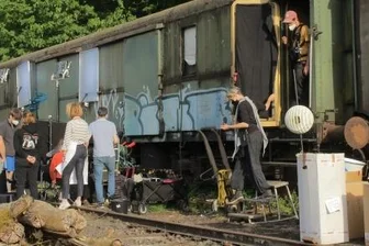 Packwagen spielt wichtige Rolle im Erzgebirgskrimi - Dieser alte Wagen aus dem Bestand des Eisenbahnmuseums Schwarzenberg kam den Requisiteuren für den achten Erzgebirgskrimi wie gerufen. Der Oldie wurde - als "Unterschlupf" ausstaffiert - zum Drehort. 