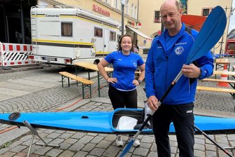 Maike Link, Trainerin und Trainer Andre Pietzsch stellen sich am Wochenende am Stand des vom Sächsischen Kanusportvereins Mittweida den Fragen der Gäste.