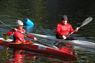 Paddeln in Lauenhain statt Speerwerfen in Neu-Delhi: Paralympionikin mit Debüt bei der 30. Meilenregatta - Bei der 30. Meilenregatta paddelte auch Martina Willing (l.), hier mit Bernd Leeck, vom ESV Lok Raw Cottbus erstmals mit.