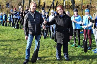 Paddelwechsel an der Zschopau - Führungswechsel beim KSV Flöha: Christian Rößler (l.) übergibt symbolisch das Paddel an die neue Vereinsvorsitzende Anette Götze. Die Verabschiedung fand zum traditionellen Abpaddeln des KSV statt.