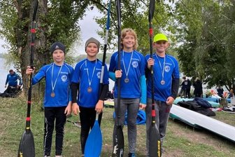 Paddler gut in Form - Philipp Gehlert, Luca Rück, Jakob Kunz und Tobi Baumann (v. l.) gewannen Bronze im C 4 über 200 Meter bei den Schülern C. 